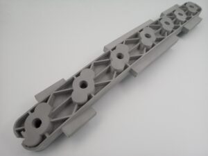 PA12 ALU, risultato della combinazione di alluminio e nylon nella stampa 3D mediante sinterizzazione laser, trova ampio impiego nella prototipazione industriale e nella produzione di componenti finali. Le sue proprietà uniche, quali resistenza, rigidità e buona conduttività termica, lo rendono adatto a una vasta gamma di settori, tra cui l'industria manifatturiera, l'aerospaziale e l'automotive.