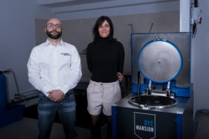 Ogni fase del nostro processo di produzione, inclusa la colorazione ad immersione, è meticolosamente controllata per garantire i più alti standard qualitativi. Servizi di finitura delle parti stampate 3D
