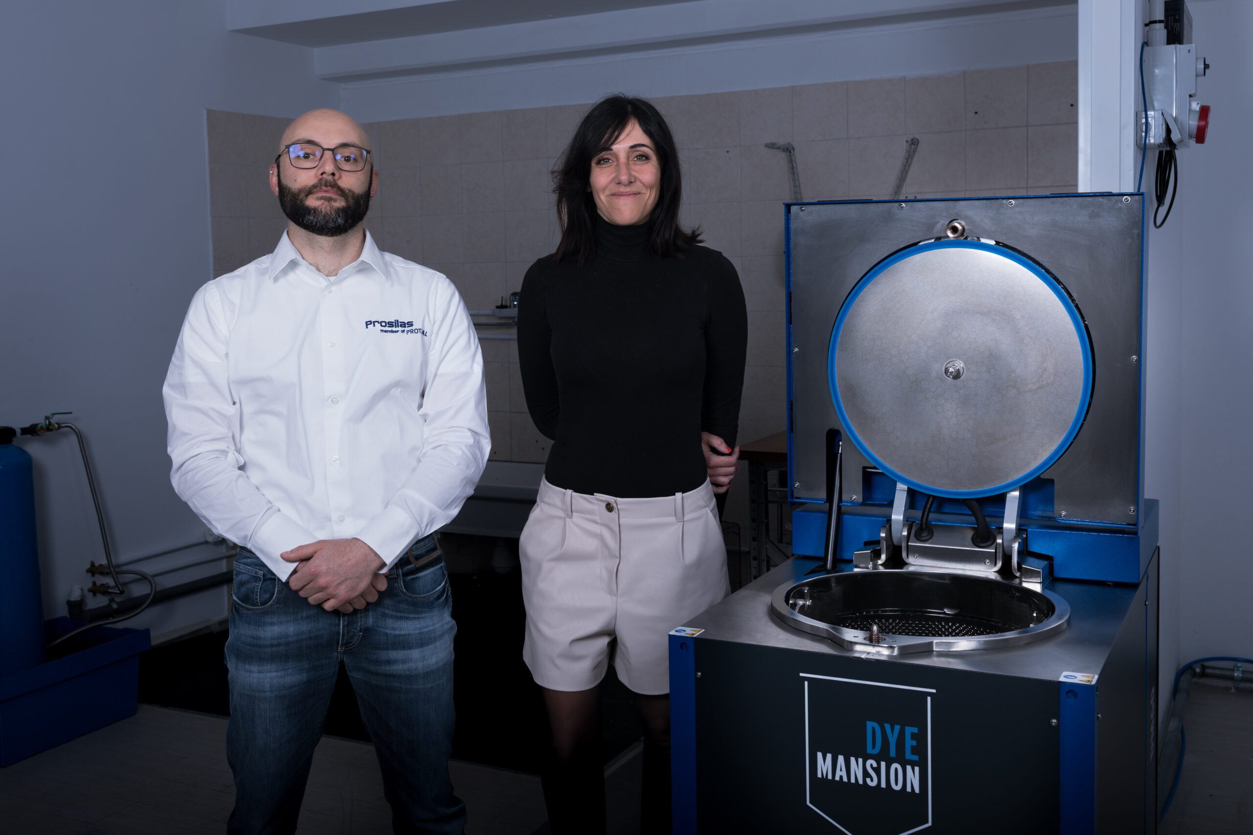 Colorazione ad immersione per parti stampate in 3D Prosilas Personalizziamo i trattamenti post-produzione per le parti stampate in 3d secondo le esigenze tecniche ed estetiche.